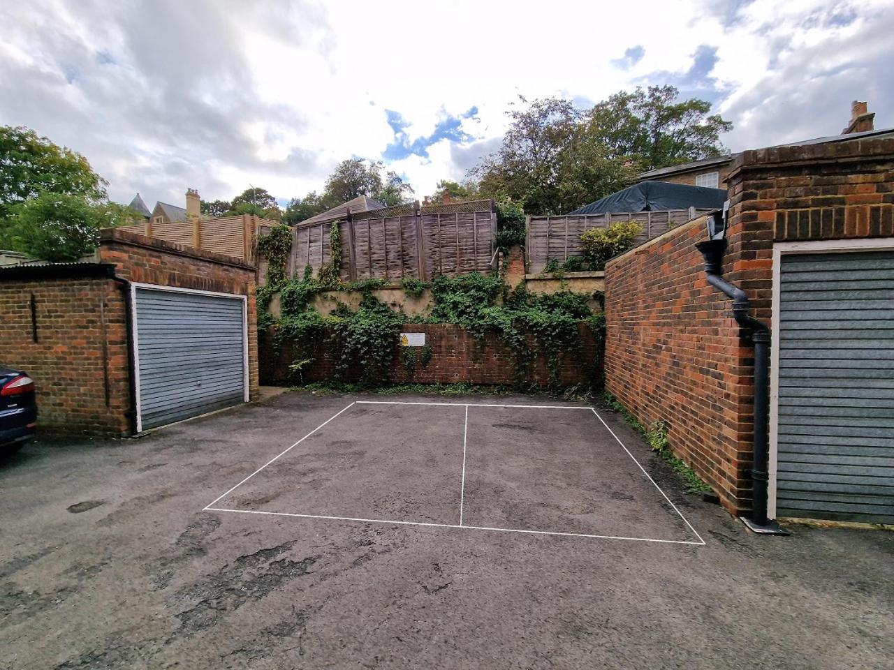 Apartment Millmead In With Parking *