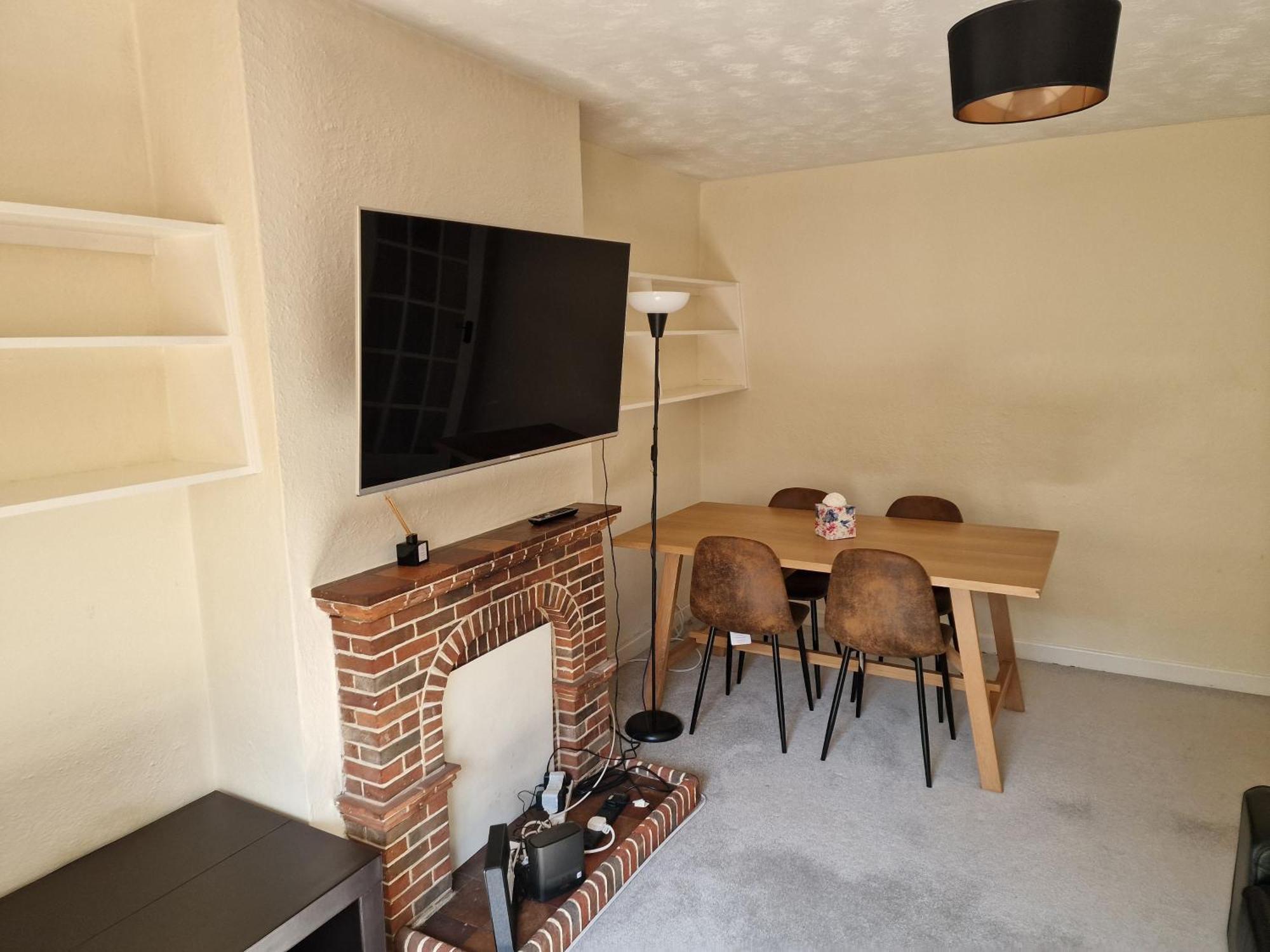 Millmead In With Parking Apartment *